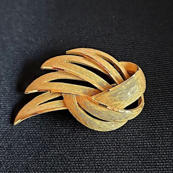 Large Vintage BSK Brushed Gold Abstract Wing Feather Pin Brooch - Picture 1 of 8